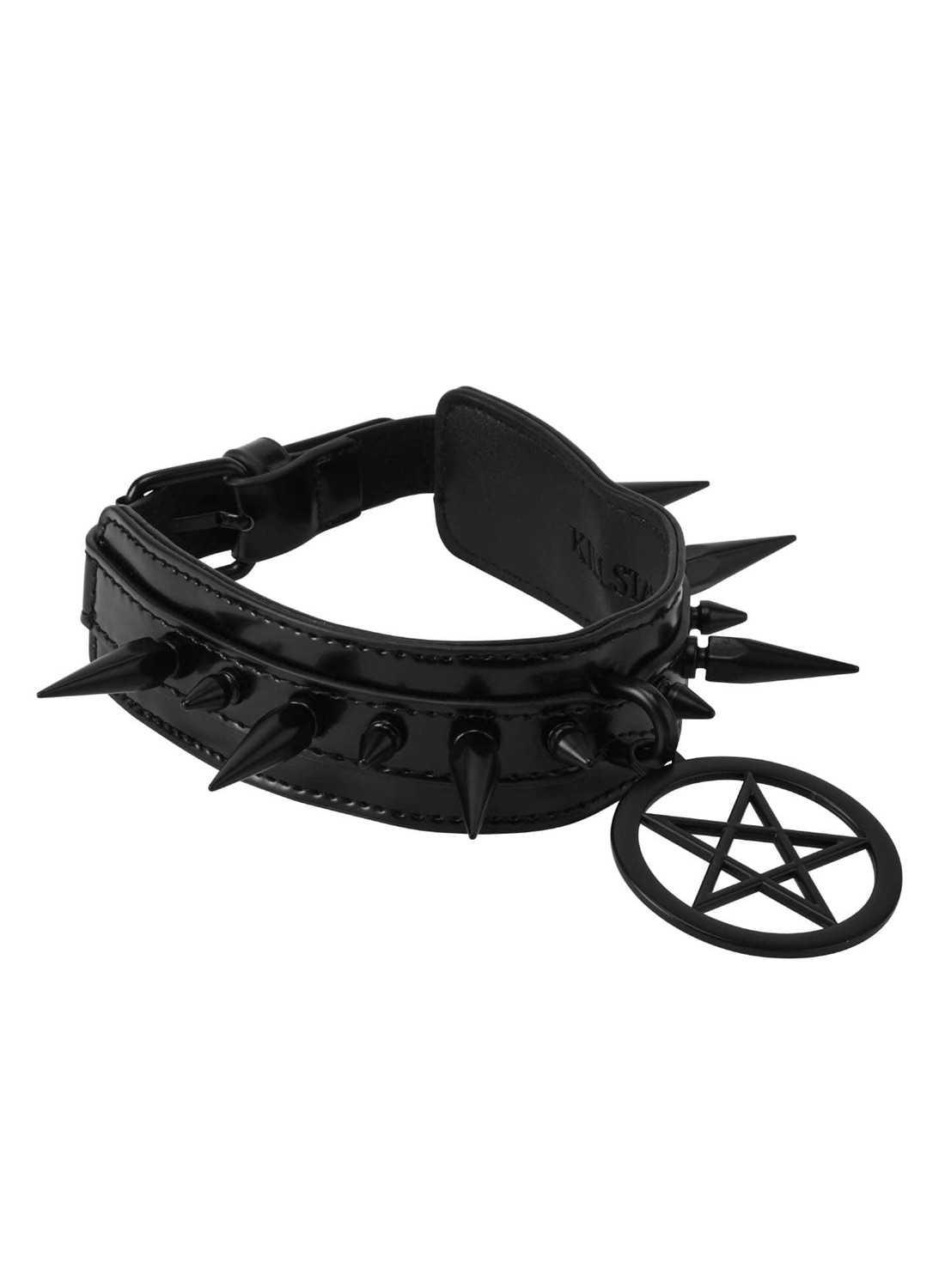 Haunting, choker från Killstar. Mörk look, högkvalitativ rem, spiknitar och hängande pentagram hängande justerbart fäste för perfekt passform.